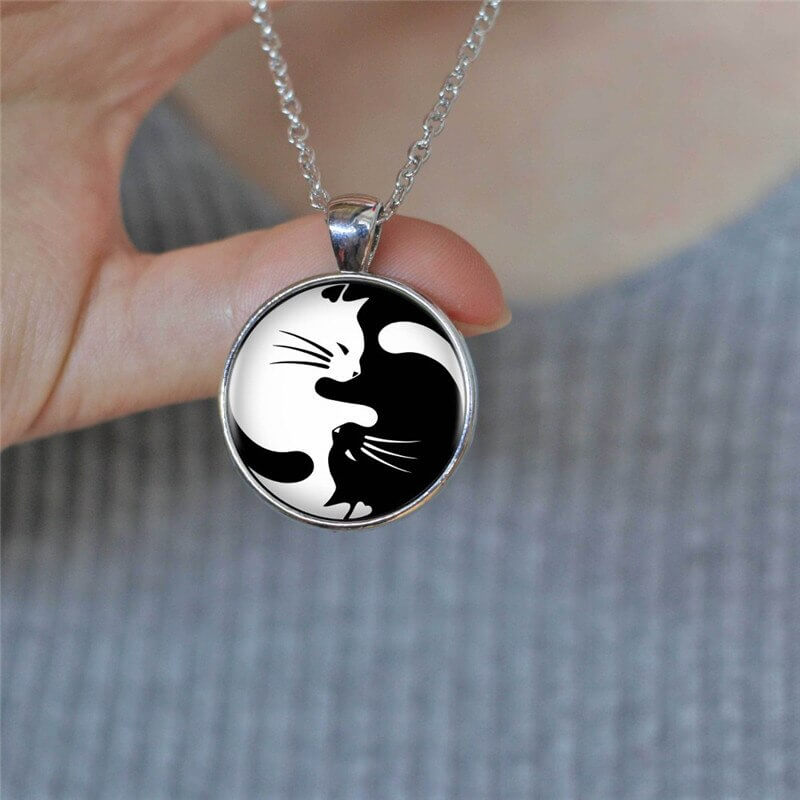 Halskjede med katt og yin og yang