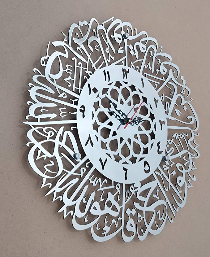 Veggklokke med arabisk kalligrafikunst