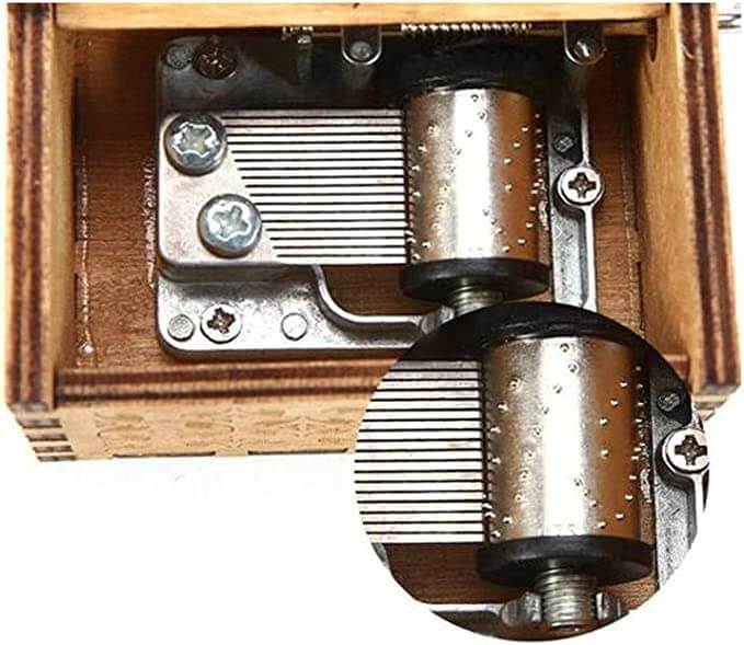Vintage Håndsveivet Musikkboks med Dronningtema