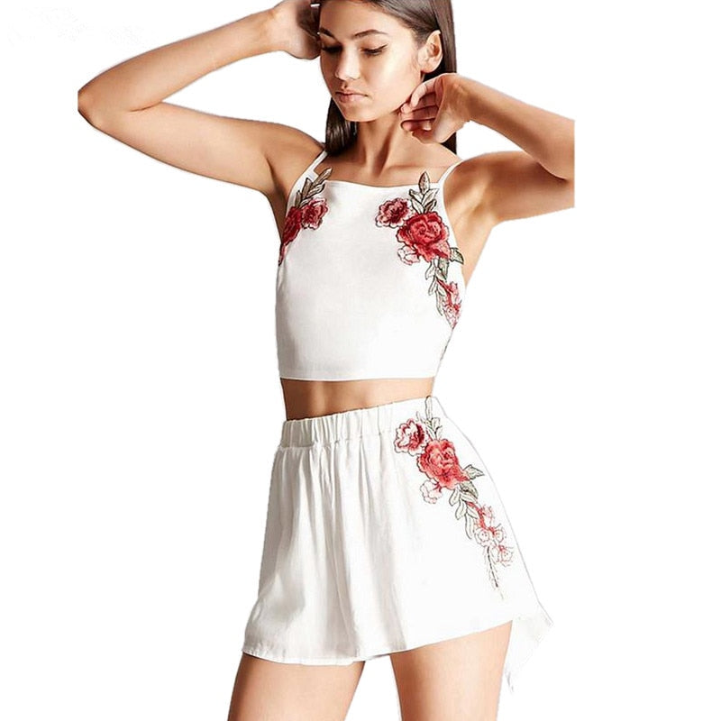 Sett med brodert magetopp og shorts med blomster