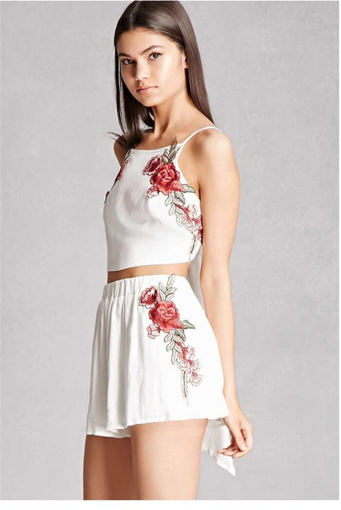 Sett med brodert magetopp og shorts med blomster