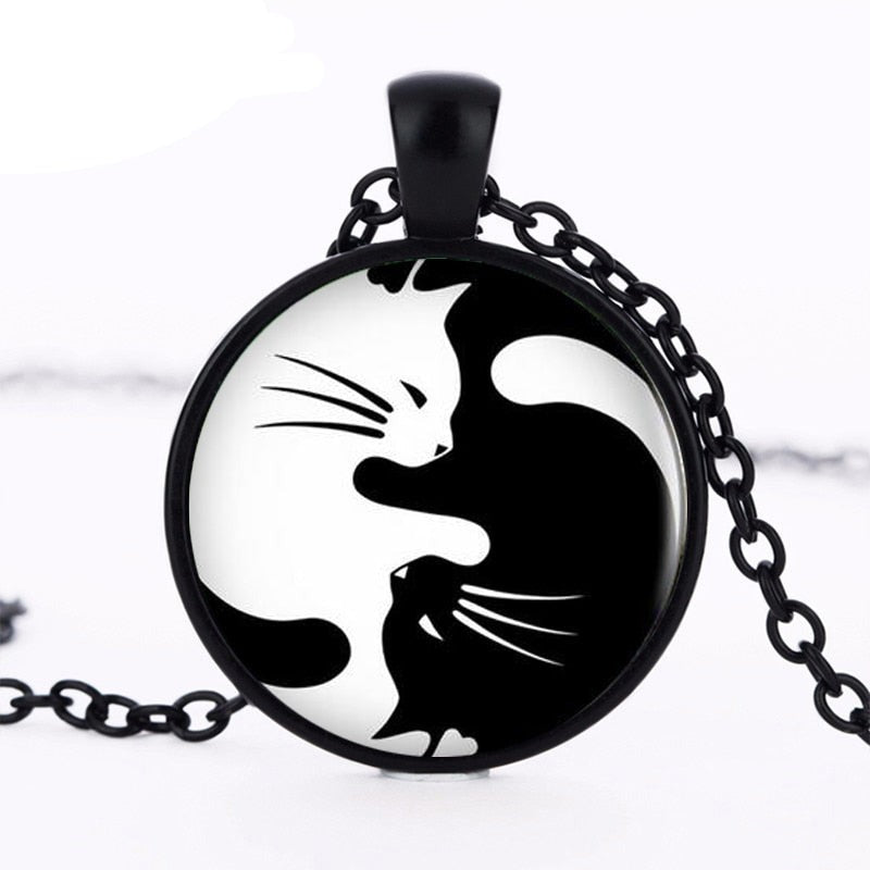 Halskjede med katt og yin og yang