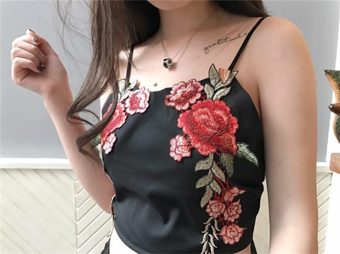 Sett med brodert magetopp og shorts med blomster