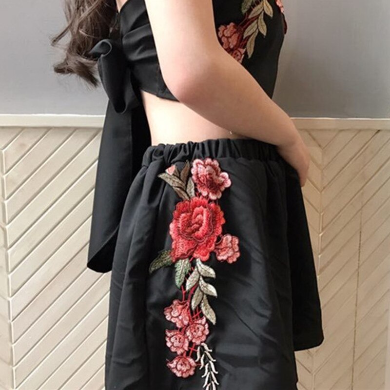 Sett med brodert magetopp og shorts med blomster