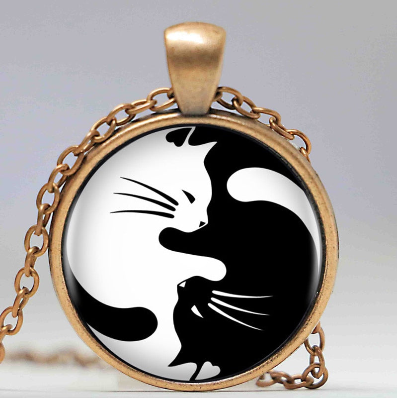 Halskjede med katt og yin og yang