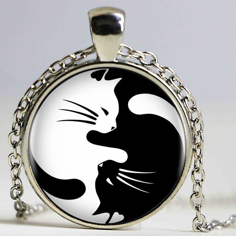 Halskjede med katt og yin og yang