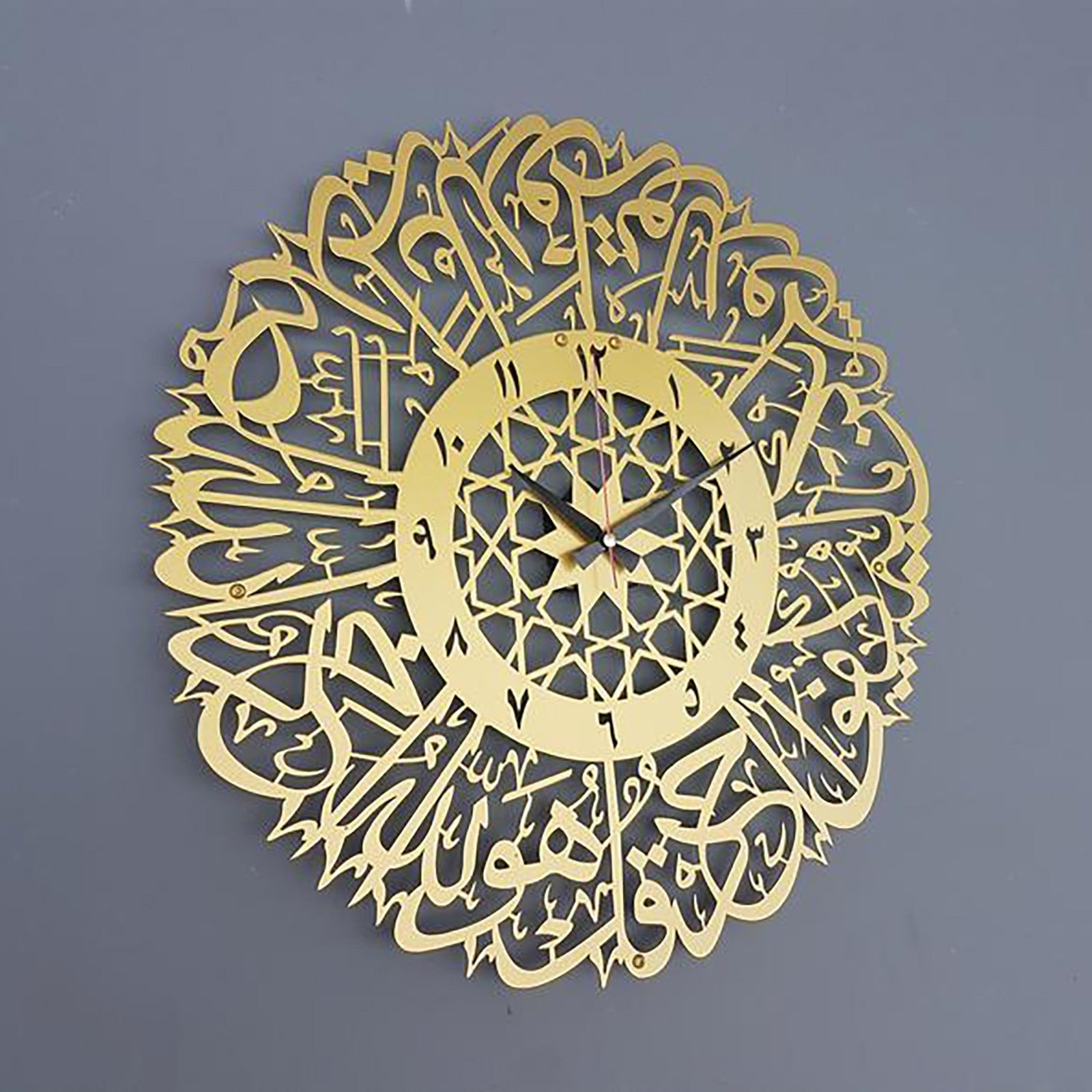 Veggklokke med arabisk kalligrafikunst