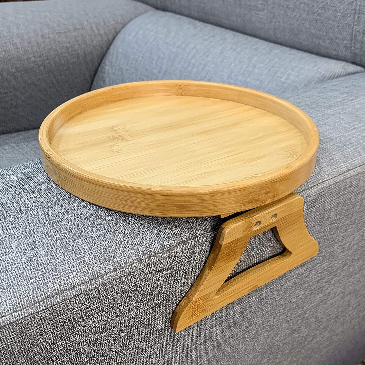 Skuff i armlene på sofa