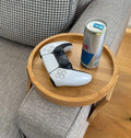 Skuff i armlene på sofa