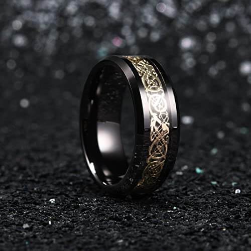 Ringer i titanlegering med drage-motiv