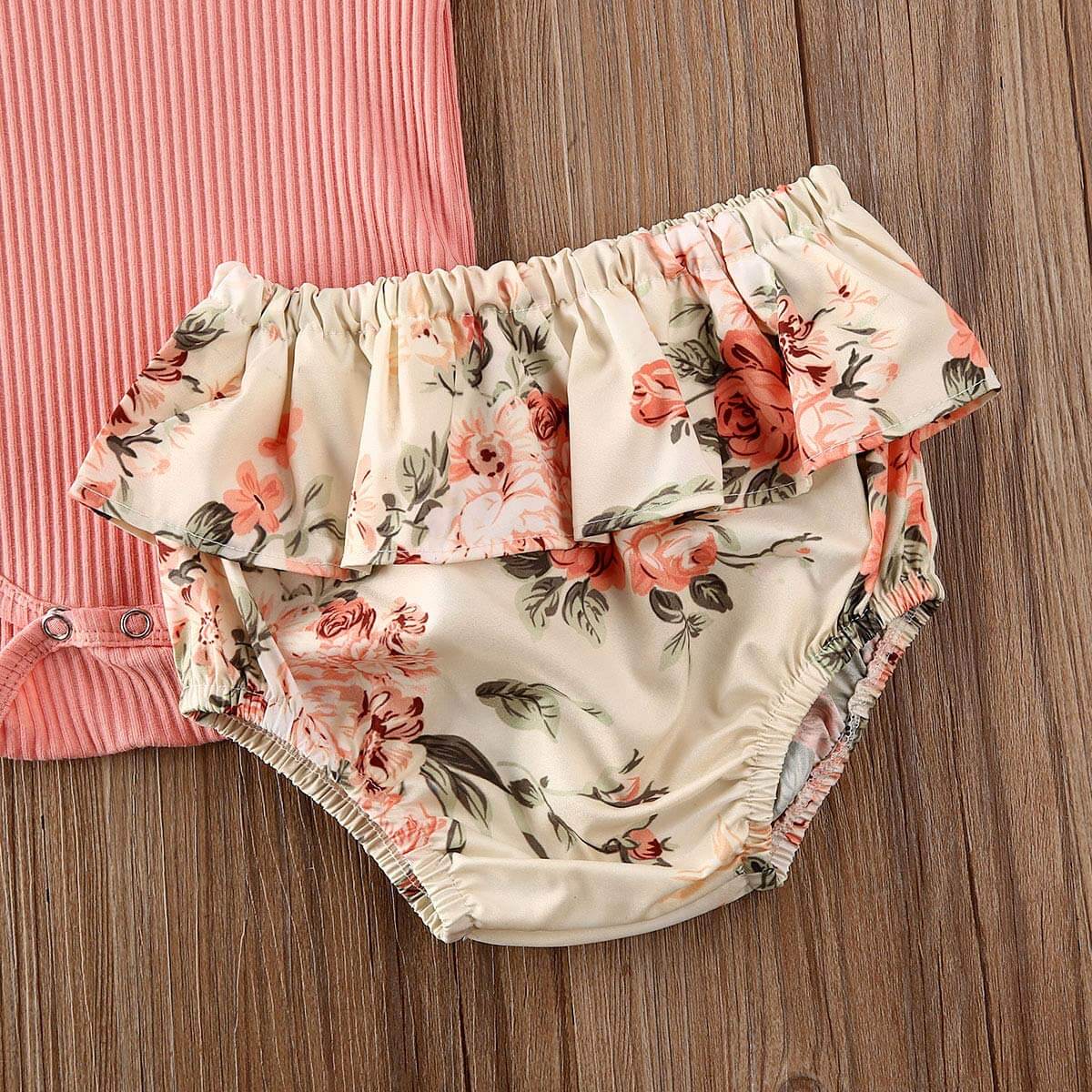 Riflet, ribbestrikket, blomstret shortssett